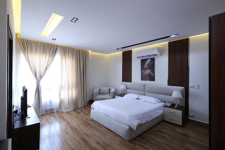Room 21 of 38