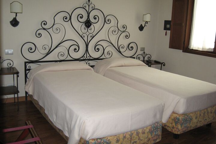 Room 6 of 27