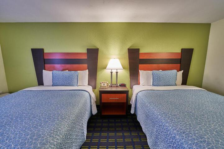 2 Queen Beds (4 of 10)
