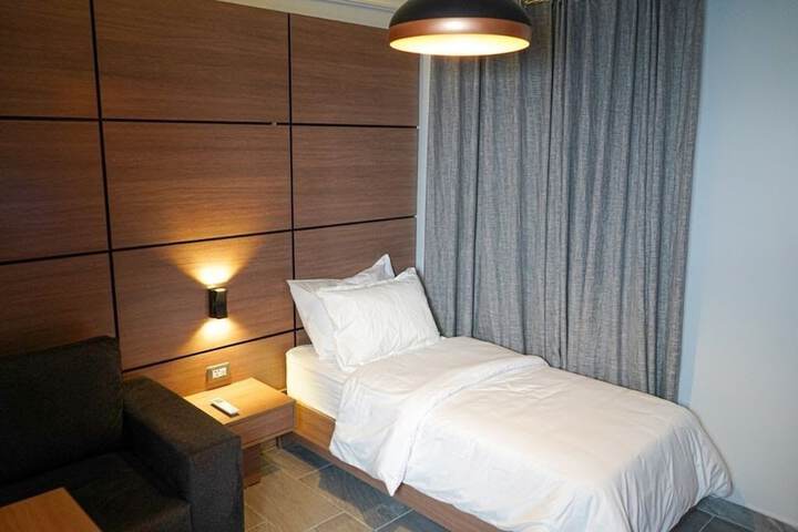 Room 13 of 32
