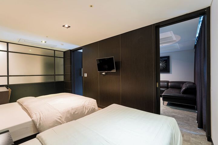 Room 35 of 84