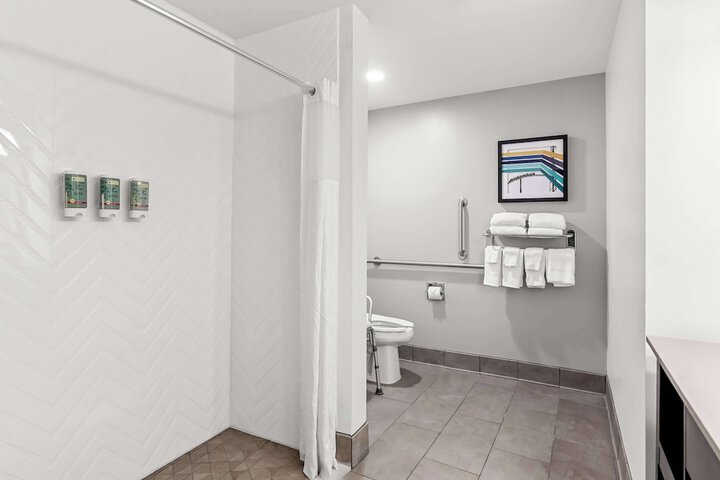 2 Queen Accessible Comm Assist Roll in Shower Microwave, Refrigerator WiFi Fullbreakfast (10 of 15)