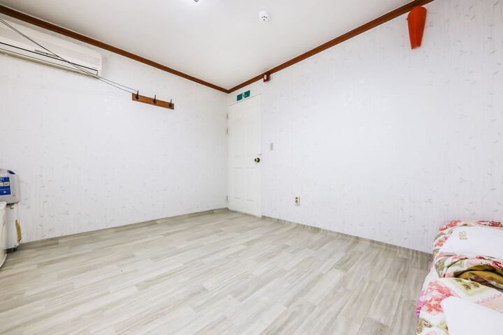Room 11 of 18