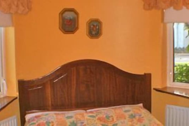 Room 10 of 18