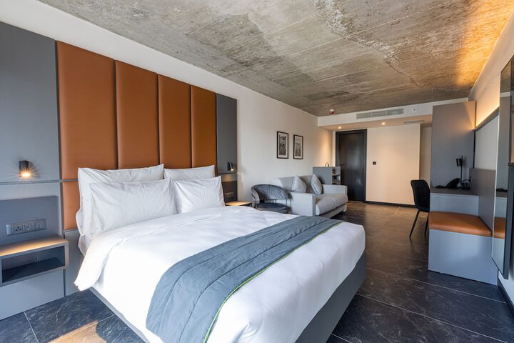 Room 13 of 82