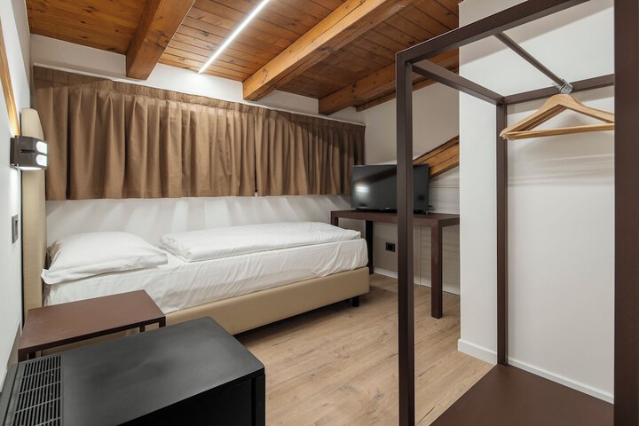 Room 6 of 38