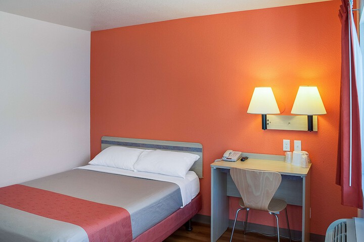 1 Queen Bed (4 of 6)