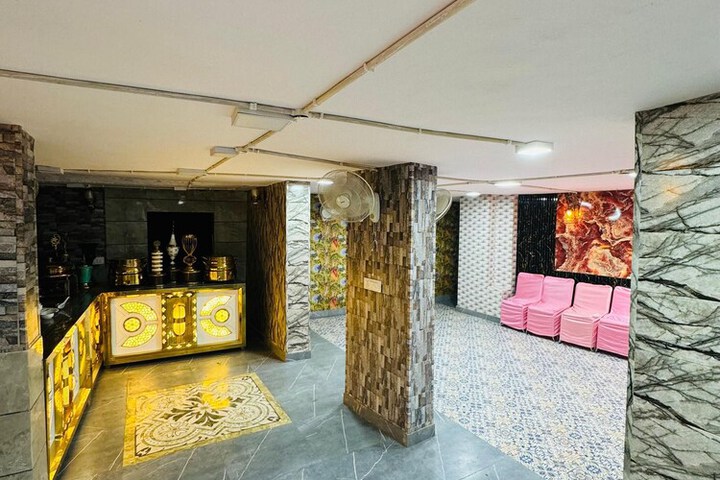 Ballroom/Hall 13 of 14