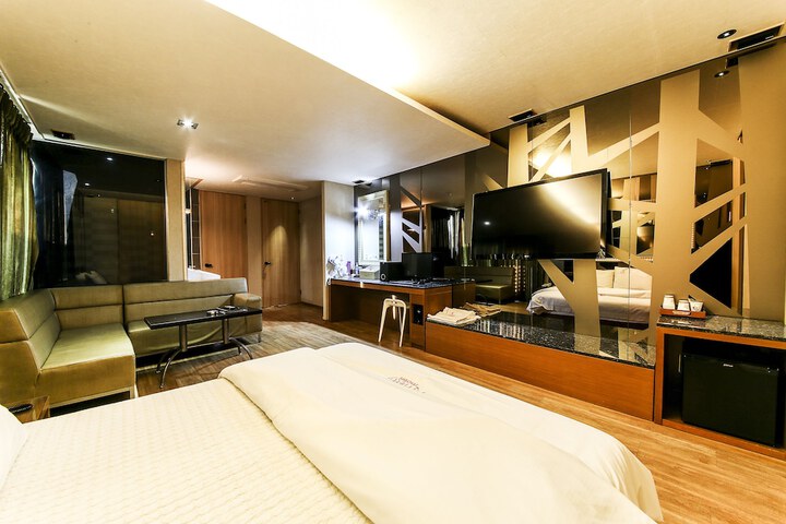 Room 8 of 95
