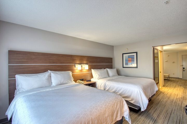 2 Queen Beds (8 of 18)