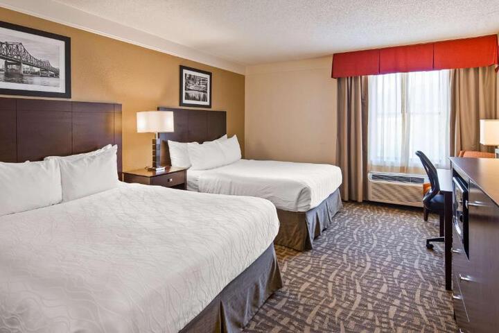 1 Queen Bed Mobility Accessible Communication Assistance Bathtub Full Breakfast (2 of 13)