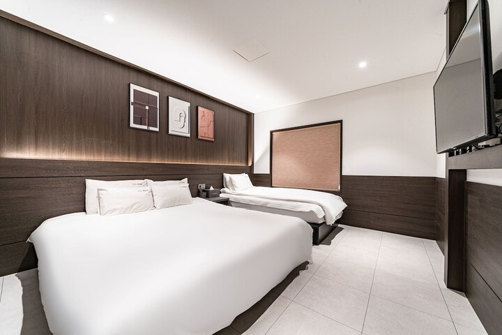 Room 18 of 48