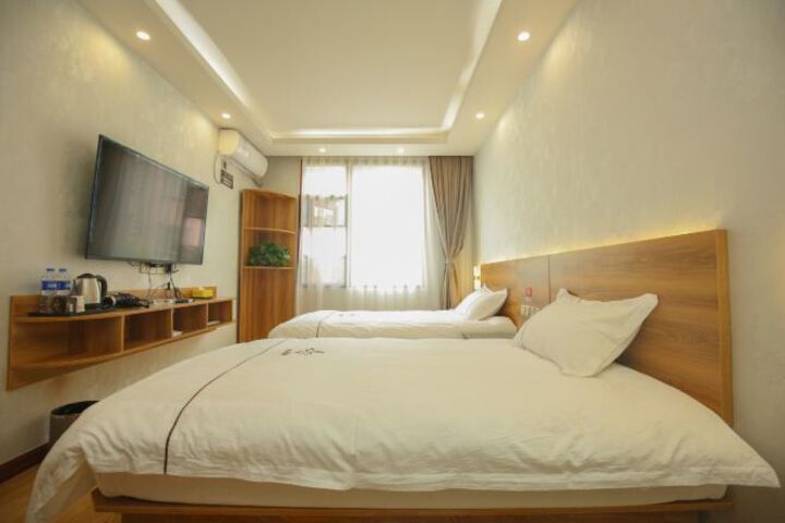 Room 35 of 142