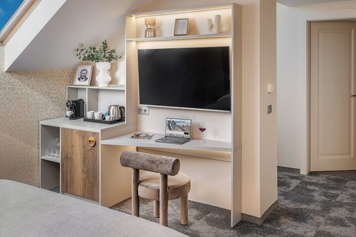 Room 15 of 25