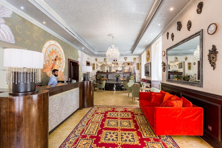 Entrance & Lobby
