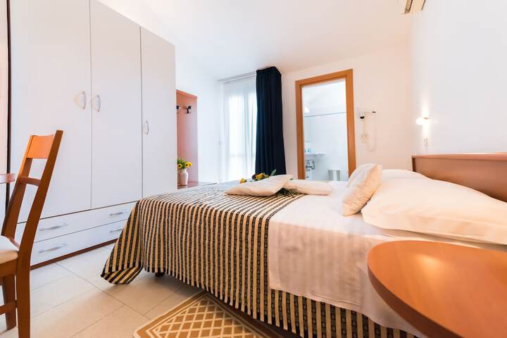 Room 28 of 108