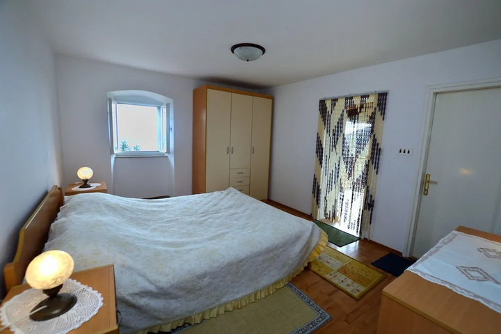 Room 6 of 18
