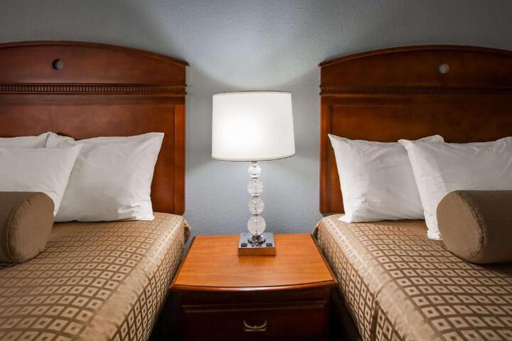2 Double Beds (3 of 10)