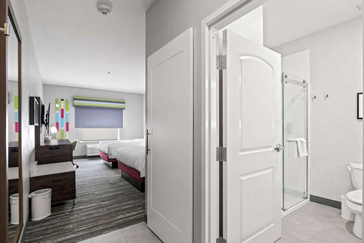 2 Queen Beds (5 of 8)