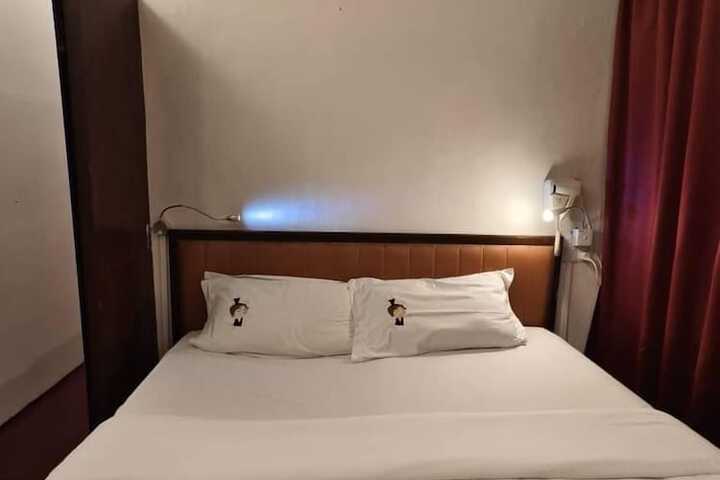 Room 30 of 128