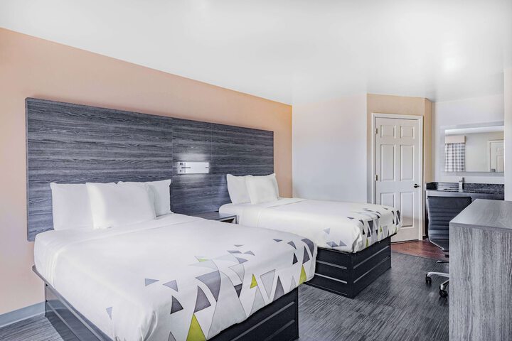 2 Double Beds (3 of 6)