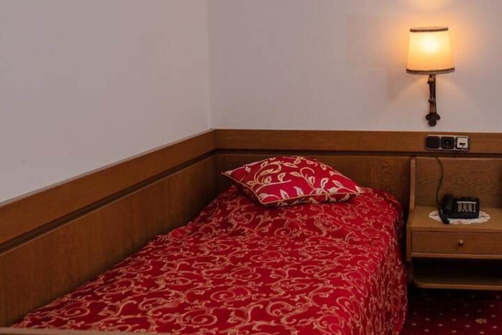 Room 24 of 65