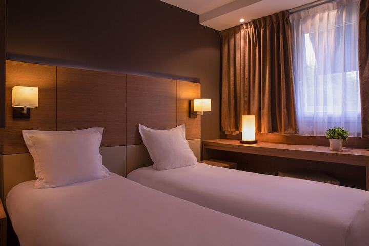 Room 5 of 14