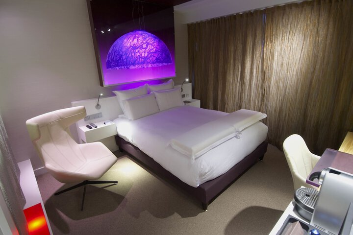 Room 5 of 226