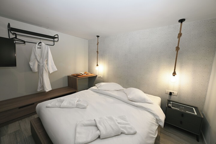 Room 68 of 200