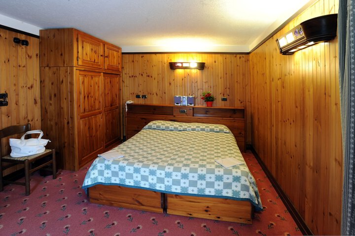 Room 6 of 44