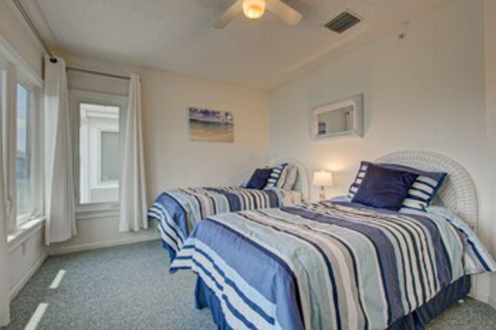 Room 222 of 225