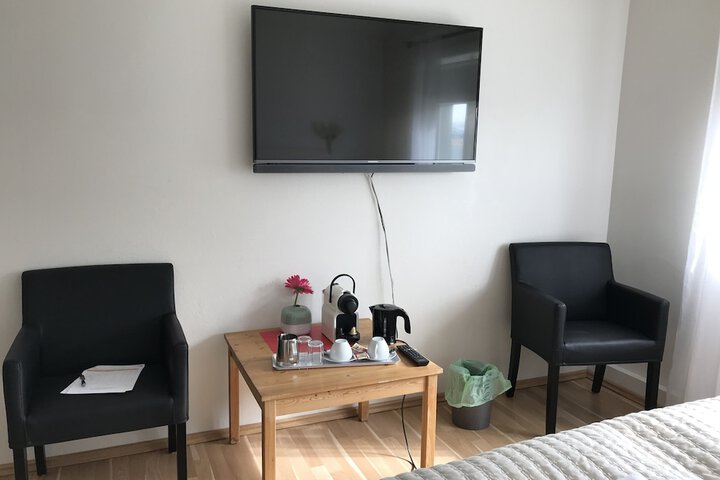 Room 2 of 33
