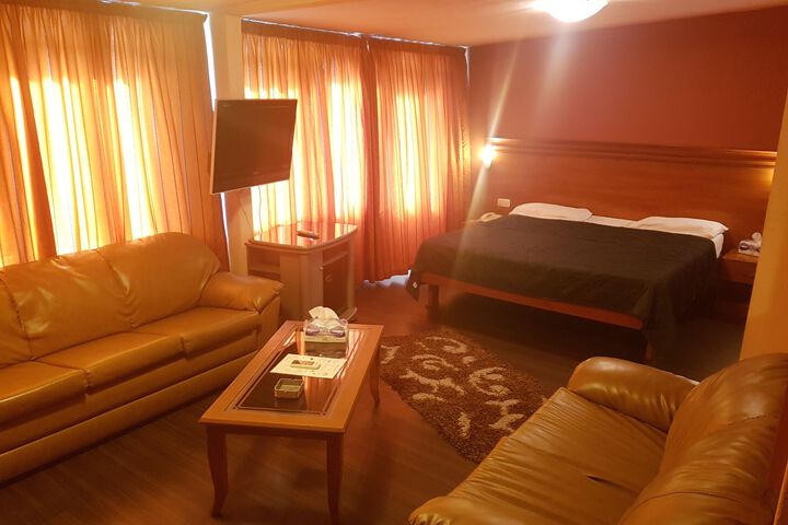 Room 7 of 9
