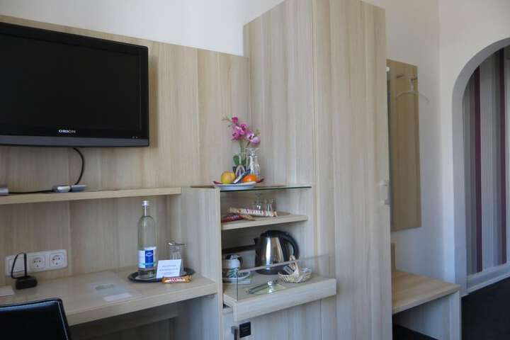 Room 10 of 33