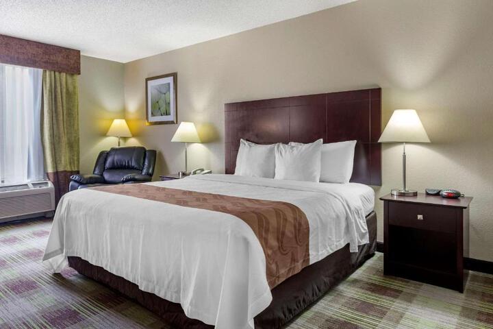 1 King Bed (5 of 17)