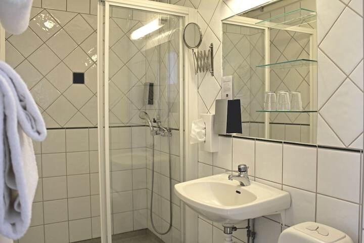 Room 53 of 96