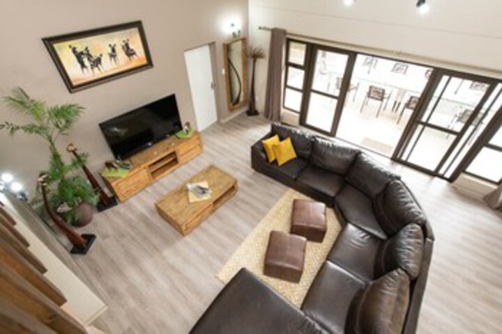 Lounge 45 of 139