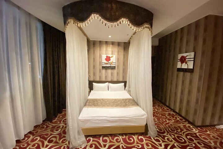 Room 11 of 14