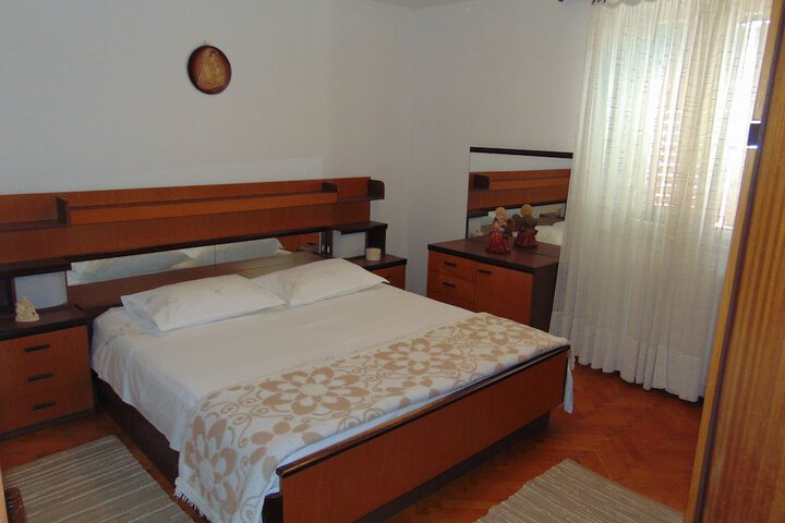 Room 2 of 39