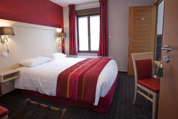 Room 6 of 77