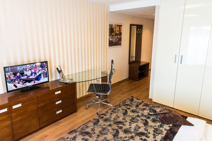Room 5 of 32
