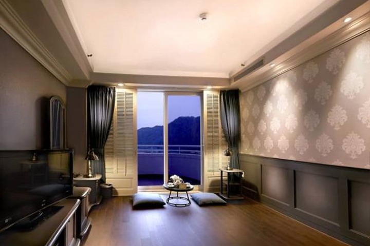 Room 3 of 65