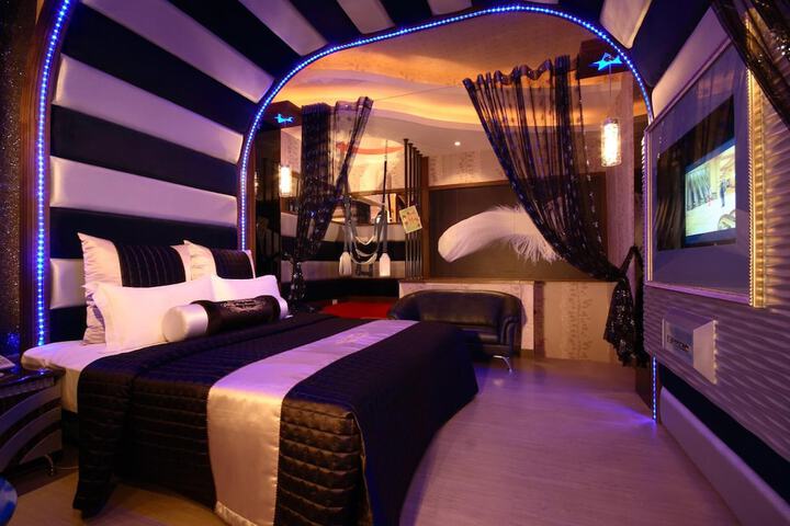 Room 13 of 33