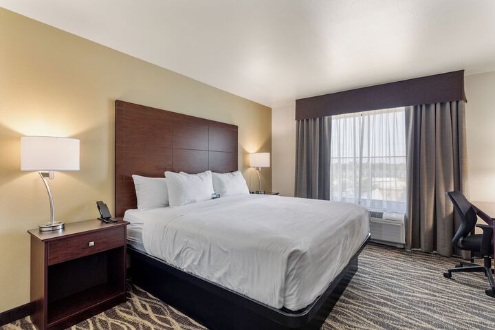 Studio Accessible King Size Bed (13 of 20)
