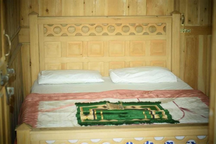 Room 6 of 28