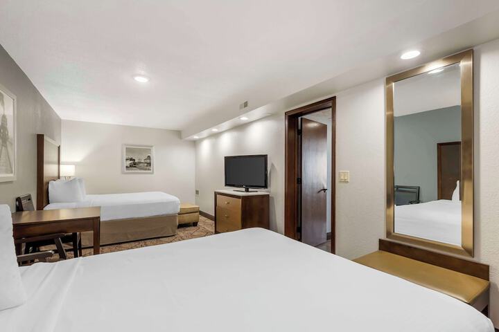 1 Queen Bed (21 of 37)
