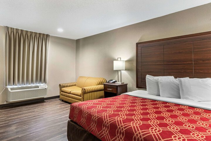 1 King Bed (2 of 9)