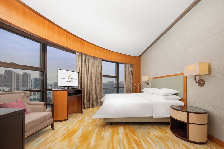 Room 9 of 105