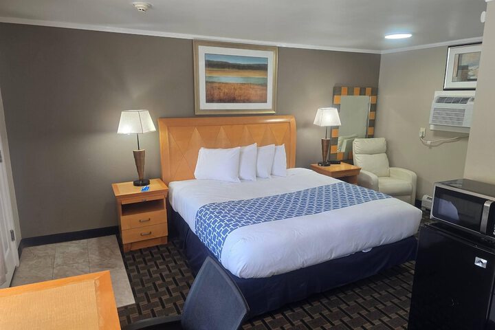 Room 17 of 28