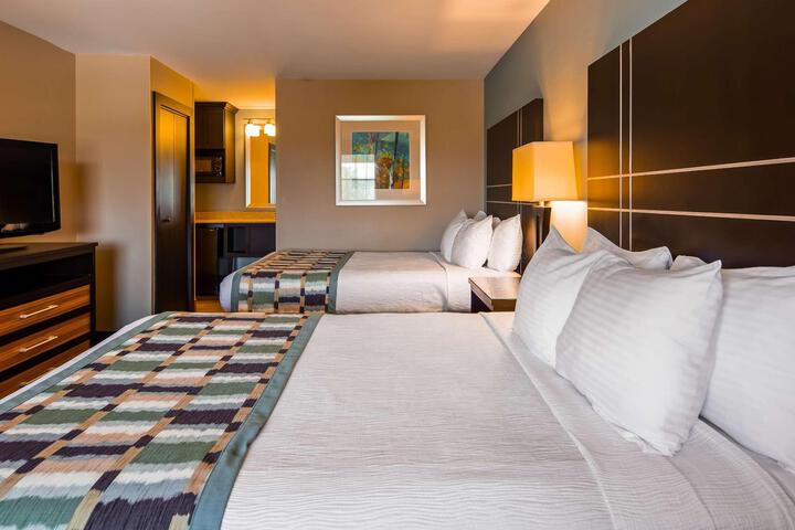 2 Double Beds Microwave and Refrigerator Flat Screen Television High Speed Internet Accessible Coffee Maker Iron and Ironing Board Full Breakfast (4 of 5)